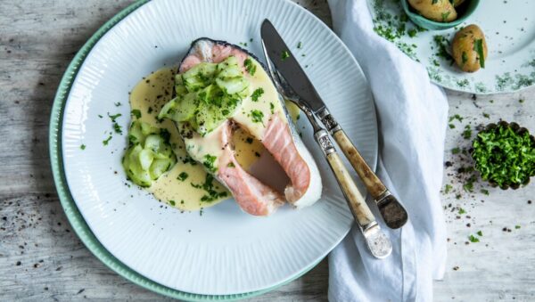 Kokt laks m/Sandefjordsmør og Agurksalat